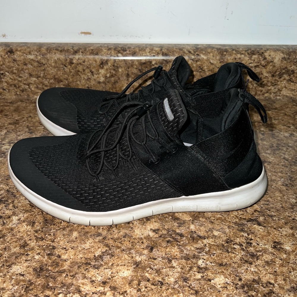 Black Nike tennis shoes